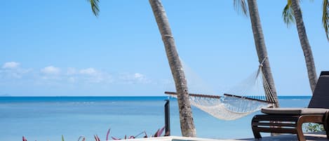 Piscine extérieure, parasols de plage, chaises longues