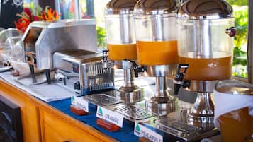 Una estación de café con varios dispensadores etiquetados 'TROPICAL', 'NARANJA' y 'PIÑA'.