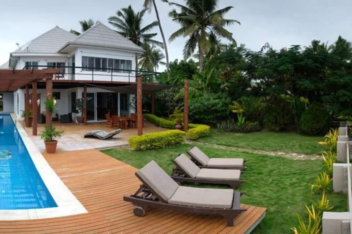 Piscine | Piscine extérieure, parasols de plage, chaises longues