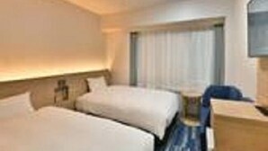 A hotel room with two beds, a desk, and a chair. - Nagoya Sakae Washington Hotel Plaza (Nagoya)