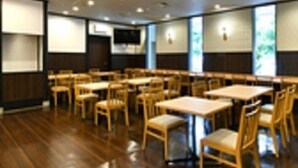 A restaurant with wooden tables and chairs, recessed ceiling lights, and large windows. - Nagoya Sakae Washington Hotel Plaza (Nagoya)