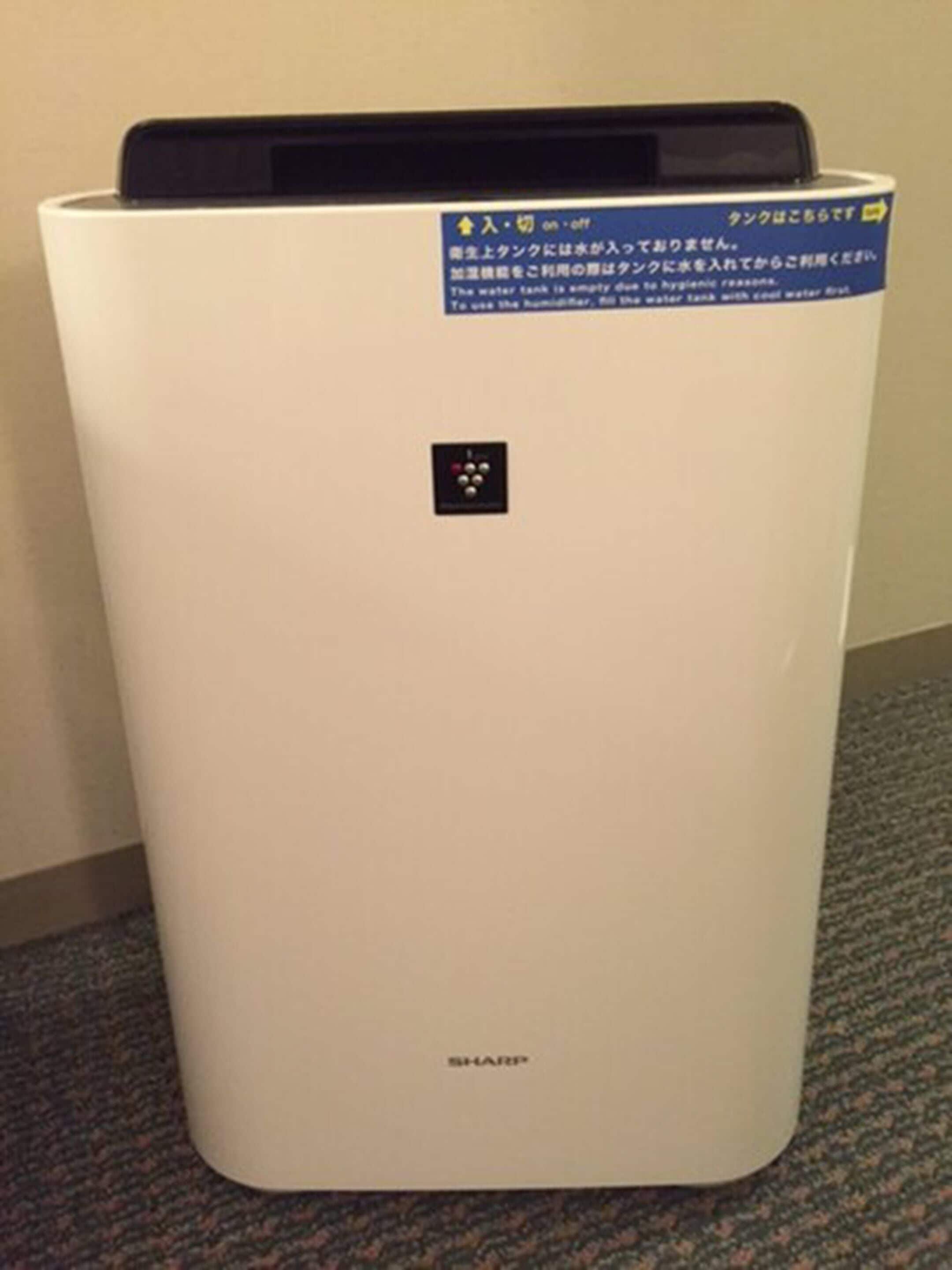 Un humidificador blanco con panel de control y una etiqueta en idioma extranjero.
