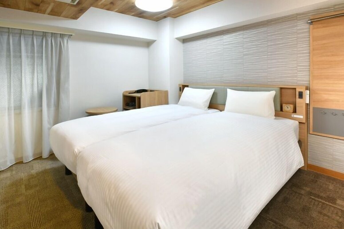 Escritorio, cortinas opacas, wifi gratis y ropa de cama