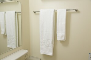 Kombinert dusj/badekar, toalettartikler (inkludert), hårføner og tøfler