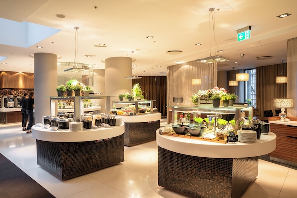 Sarapan bufet setiap hari (EUR 21 seorang)