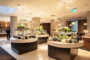 Se ofrece un desayuno bufé (21 EUR por persona)