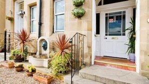 A building with a sign reading "BERIOT 254" and a white door with a "No Entry" sign. - Heriott Park Guest House (Edinburgh)