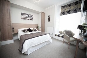 1 bedroom, desk, soundproofing, free cots/infant beds