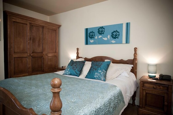 1 slaapkamer, een bureau, geluiddichte muren, gratis babybedden