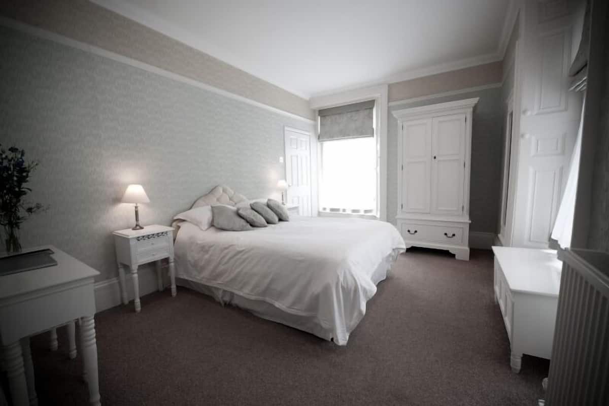 1 slaapkamer, een bureau, geluiddichte muren, gratis babybedden