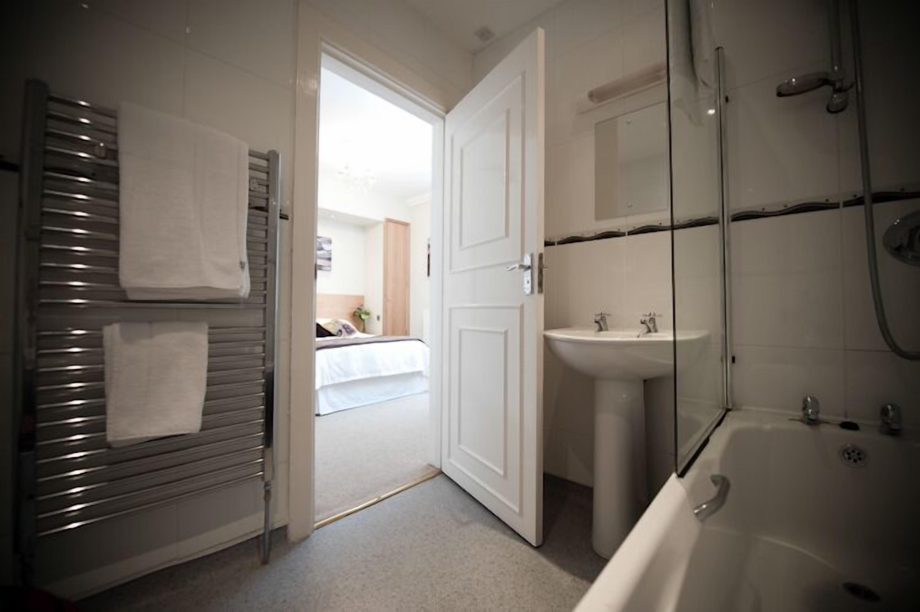 superior double room | bathroom | shower, towels