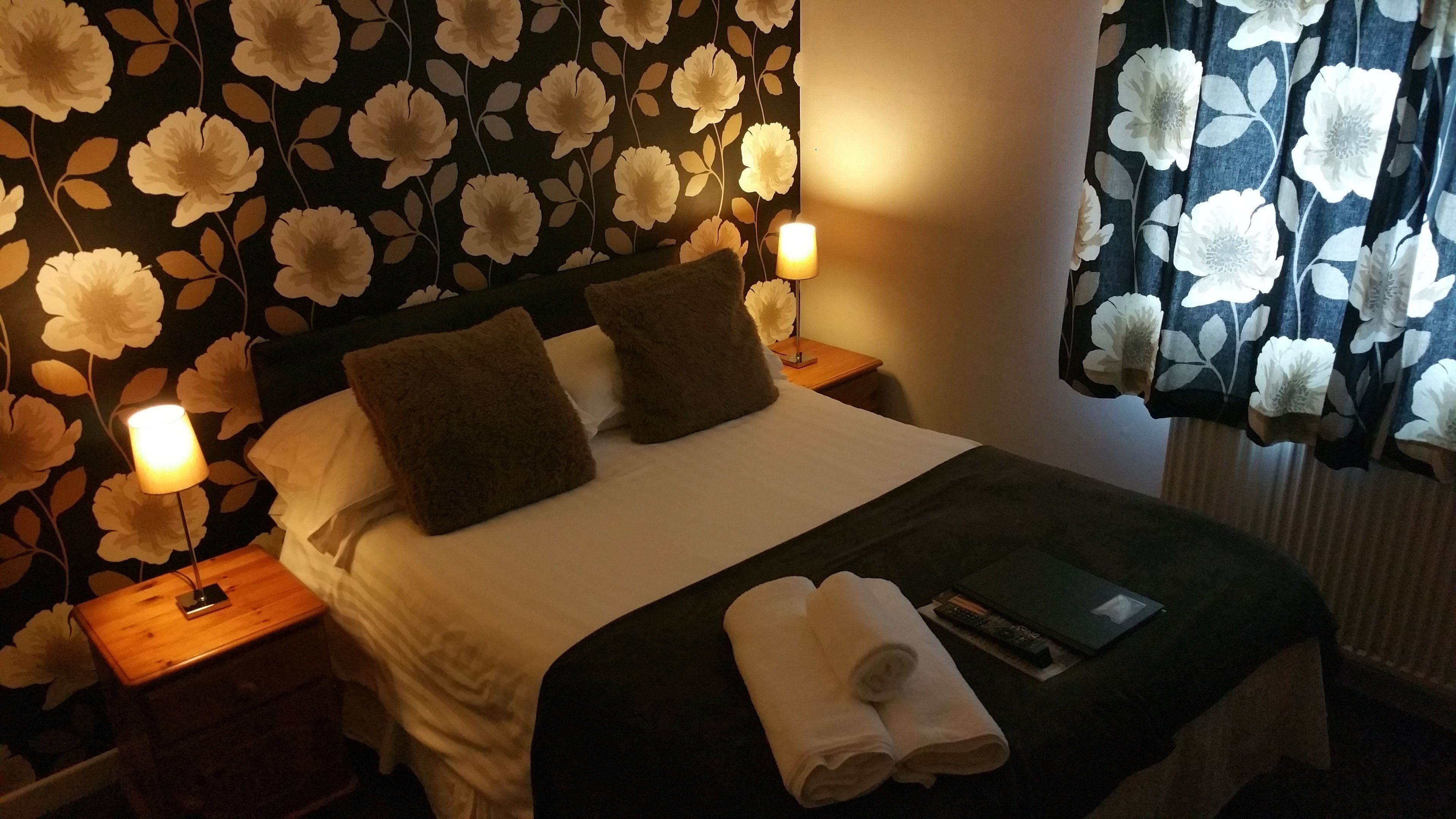 1 bedroom, desk, soundproofing, free cots/infant beds
