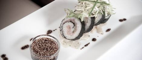 Plat de sushi amb sèsam com a guarnició.