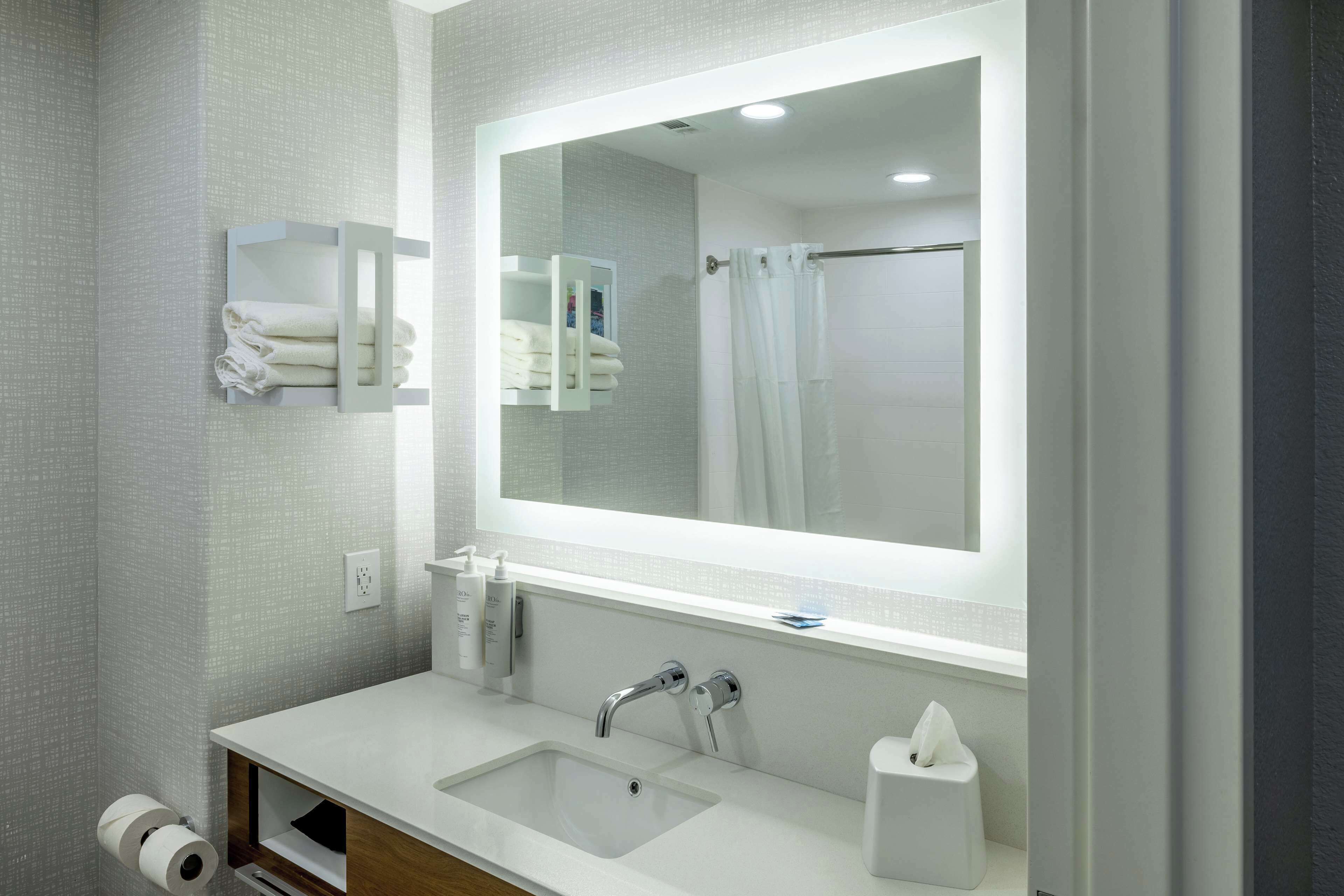 combined shower/bathtub, free toiletries, hair dryer, towels