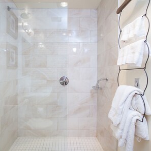 Rainfall showerhead, designer toiletries, hair dryer, bathrobes - Garrison Inn Boutique Hotel (Newburyport)