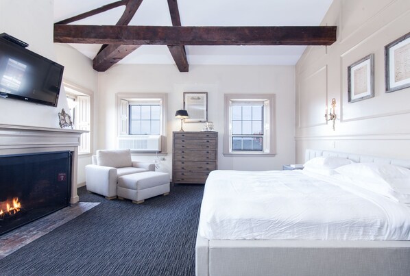 Hochwertige Bettwaren, individuell dekoriert, Schreibtisch