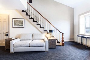 Hochwertige Bettwaren, individuell dekoriert, Schreibtisch