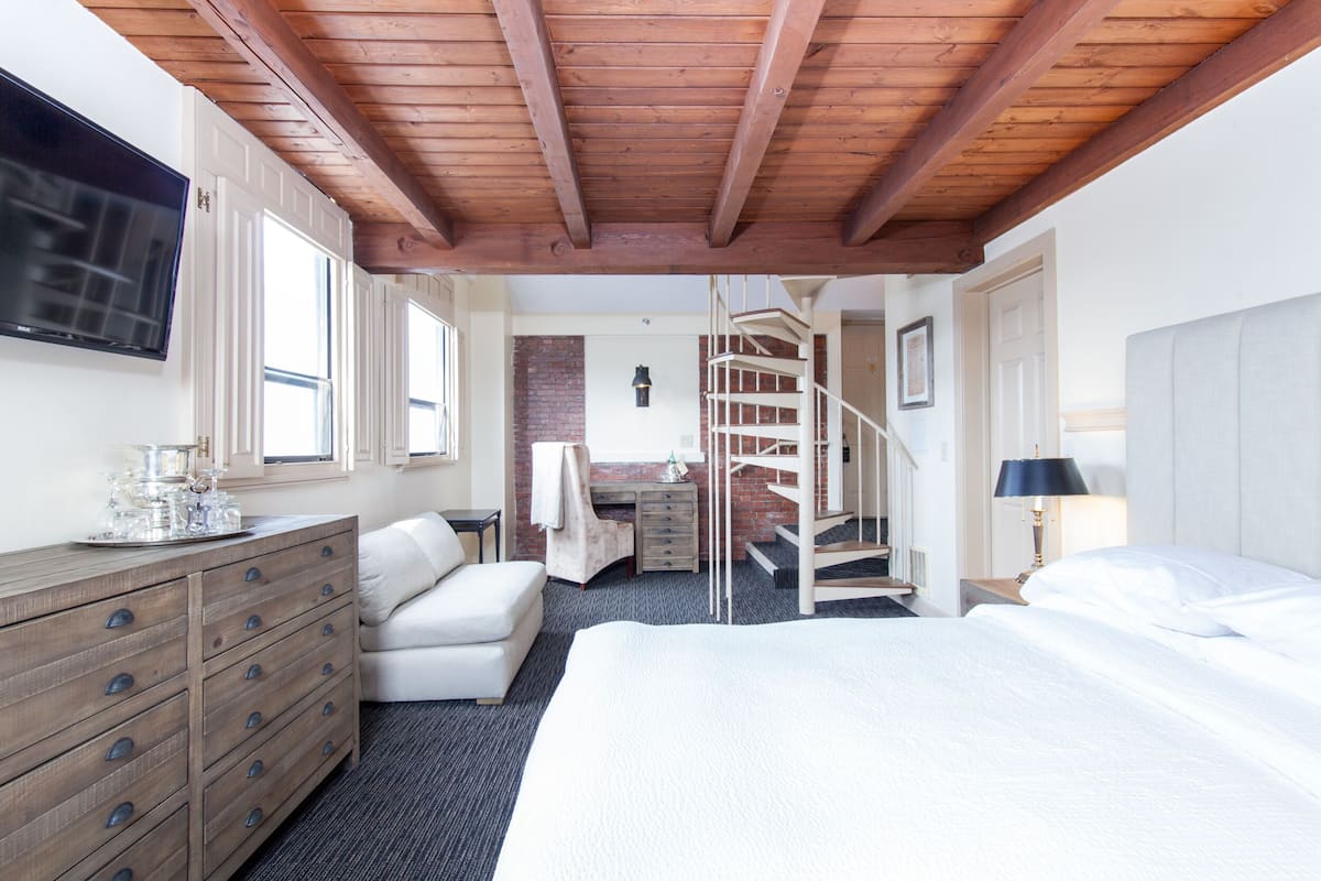 1 Schlafzimmer, hochwertige Bettwaren, Zimmersafe, individuell dekoriert