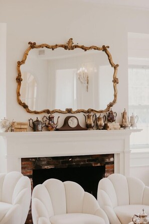 Lounge - Garrison Inn Boutique Hotel (Newburyport)