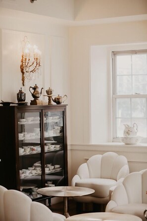 Lounge - Garrison Inn Boutique Hotel (Newburyport)