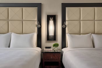 1 bedroom, premium bedding, down comforters, pillowtop beds at JW Marriott Chicago