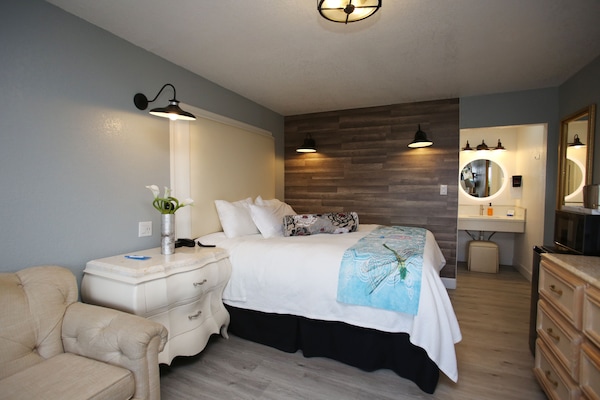Classic (Non- Pet) King Room | 1 quarto, roupas de cama premium, edredons de pluma