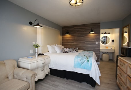 Classic (Non- Pet) King Room | 1 bedroom, premium bedding, down comforters, individually decorated