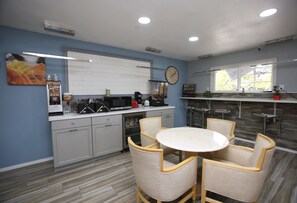 Free daily continental breakfast - Dragonfly Inn and Suites (Hastings)