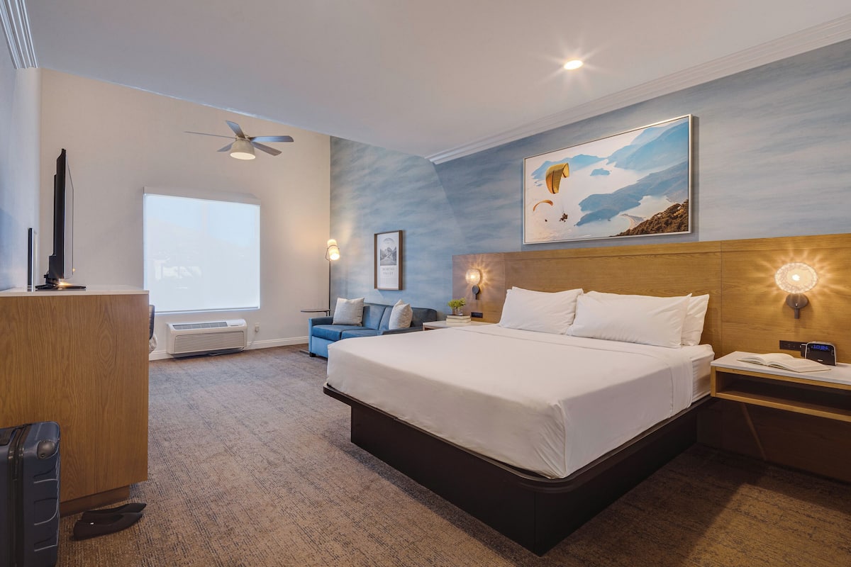 King Studio Suite | Premium bedding, down comforters, pillowtop beds, in-room safe