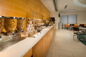 Café da manhã com buffet grátis todos os dias