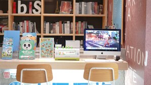 Un espacio de trabajo con computadora, libros y escritorio.