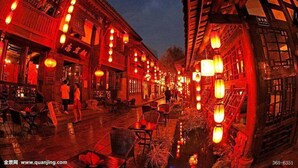 Una escena callejera tradicional con edificios de madera, faroles y zonas de estar al aire libre.
