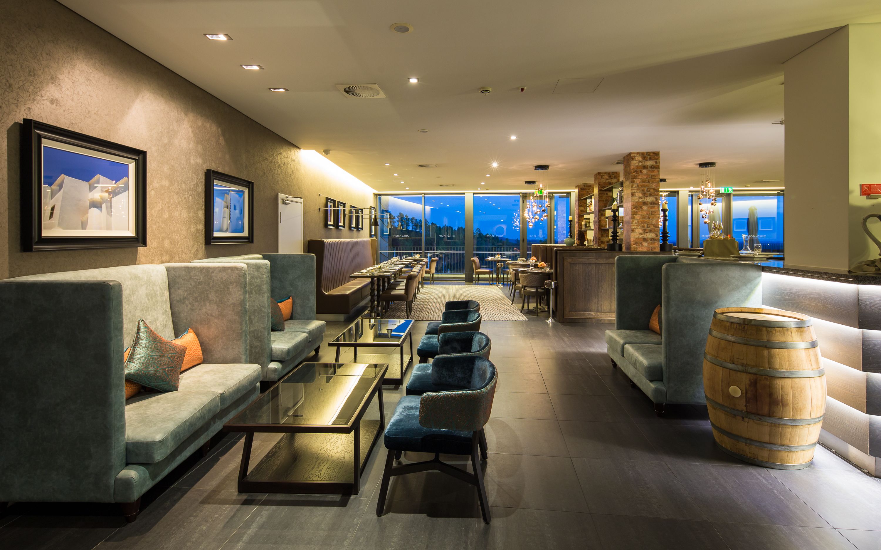 Ein stilvoller Lounge-Bereich mit Sofas, Tischen und einer Bar.