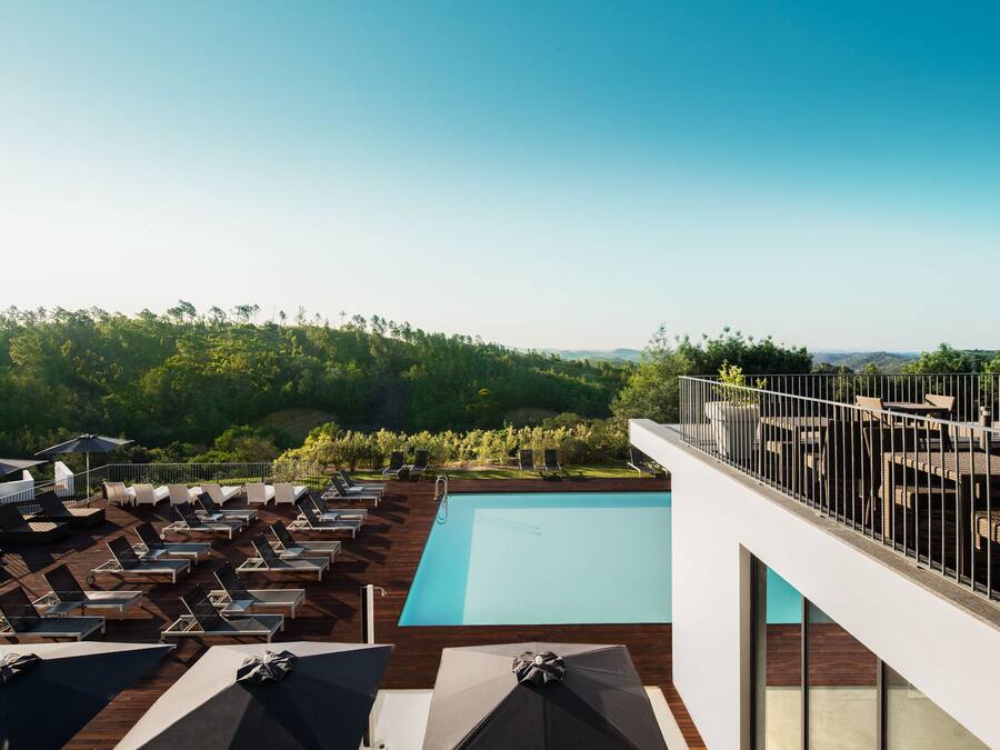 2 buitenzwembaden, parasols bij het zwembad en ligstoelen