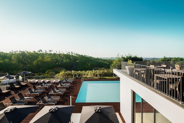 2 buitenzwembaden, parasols voor strand/zwembad