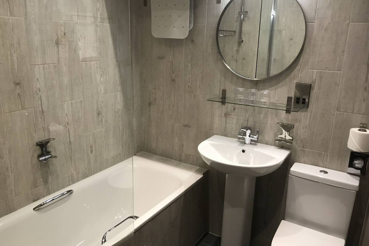 triple room, multiple beds | bathroom | shower, free toiletries, hair dryer, towels