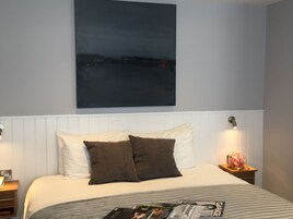 Iron/ironing board, free WiFi, bed sheets