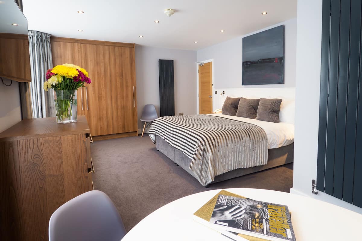 superior suite, 1 king bed | 1 bedroom, iron/ironing board, free wifi, bed sheets