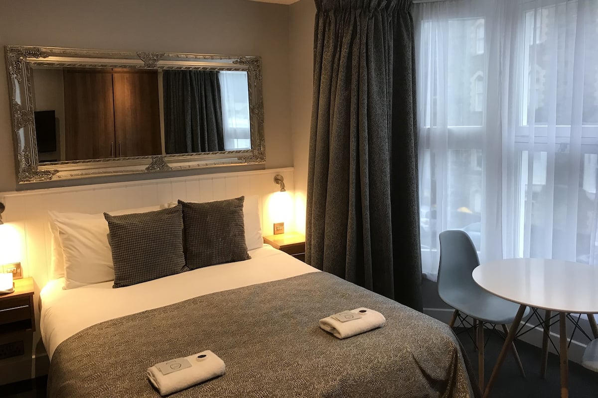 Kamar Double, 1 Tempat Tidur Queen | Setrika/meja setrika, Wi-Fi gratis, dan seprai linen
