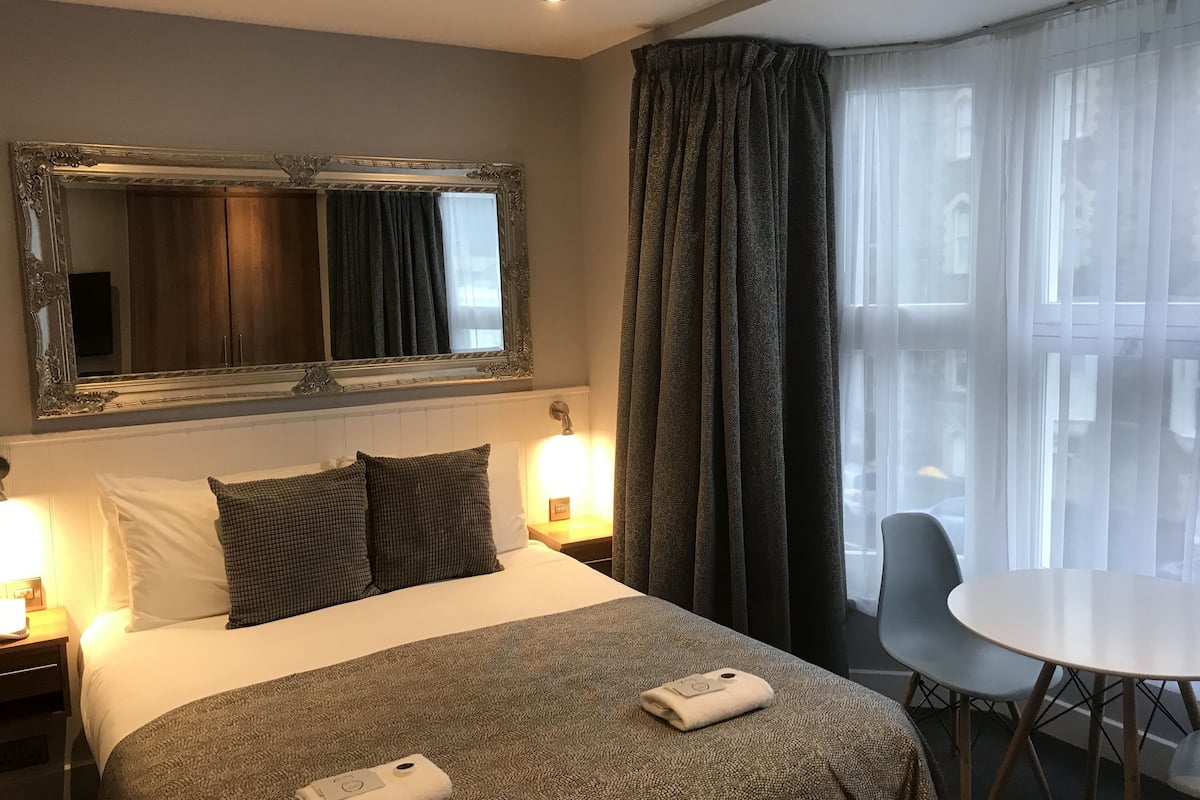 queen room | 1 bedroom, iron/ironing board, free wifi, bed sheets