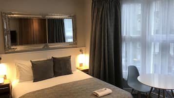 Chambre Double, 1 grand lit | 1 chambre, fer et planche Ă  repasser, Wi-Fi gratuit, draps fournis
