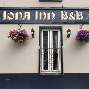 La façade d’un immeuble sur laquelle on peut lire l’inscription « Lona Inn B&B ».