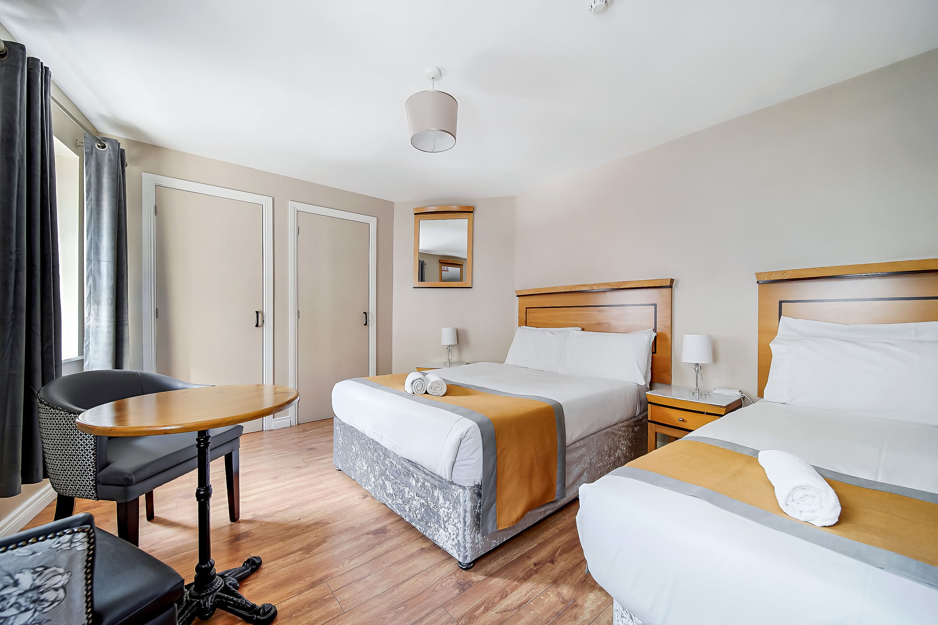 Camera Standard con 2 letti singoli | Una scrivania, tende oscuranti, ferro/asse da stiro, Wi-Fi gratuito