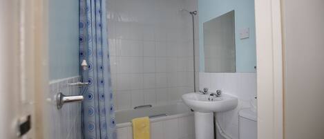 Kylpyhuone, jossa on kylpyamme, pesuallas ja wc.