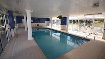 Indoor pool, sun loungers
