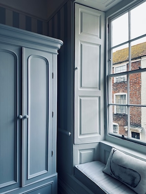 6 bedrooms, Egyptian cotton sheets, premium bedding, down comforters - The Laindons (Hastings)