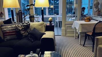 Smart TV, DVD player, iPod dock