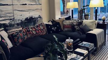 Smart TV, DVD player, iPod dock