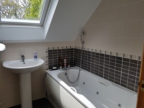Landhydrock Room | Jetted tub - Meadow Oak (Bodmin)