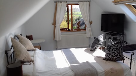 Landhydrock Room | In-room safe, free cribs/infant beds, free WiFi, bed sheets